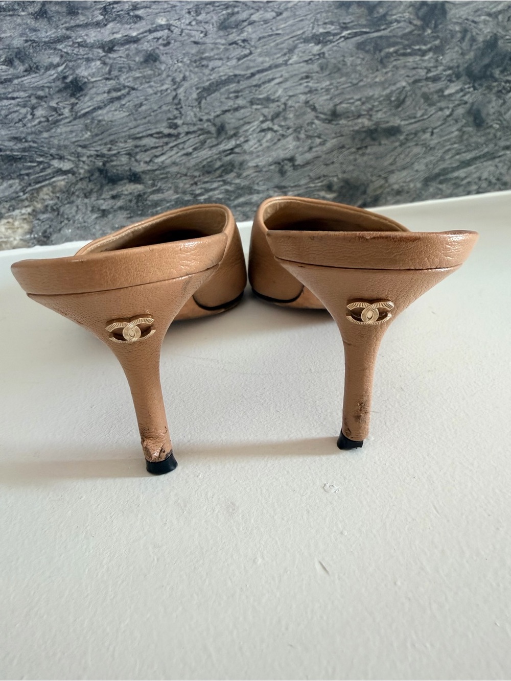 Chanel Two-Tone Tan and Black Pointed Leather Mules kitten heel 39.5 - Picture 2 of 3
